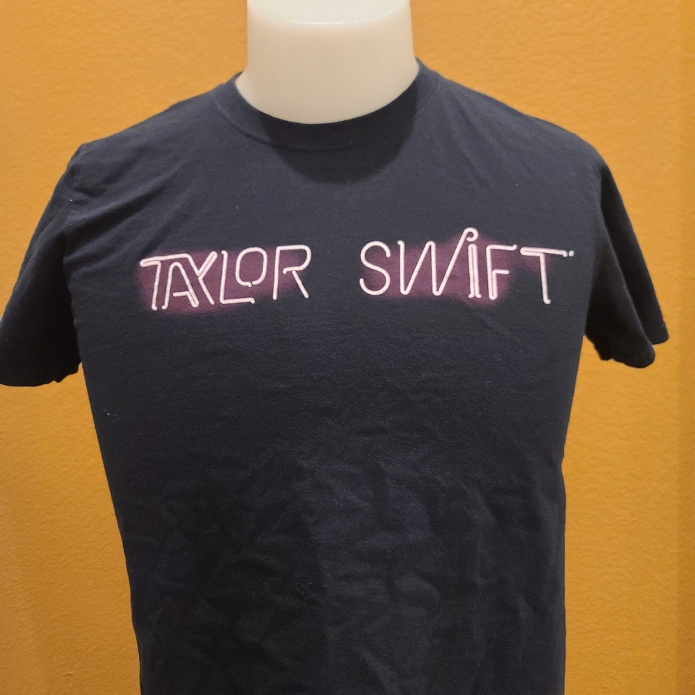 Taylor Swift 1989 tour Shirt Gildan Soft style Black T-Shirt Slim Fit Medium